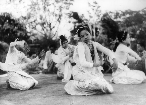 Các vũ công biểu diễn trước quân đội Anh trong lễ đón Năm Mới ở Miến Điện, 1945. - Sputnik Việt Nam