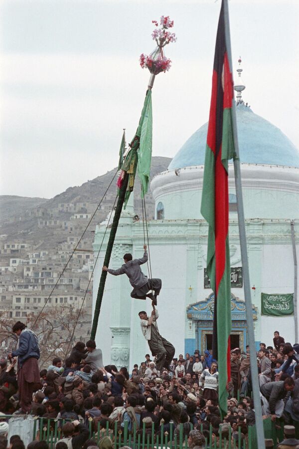 Trẻ em Afghanistan ăn mừng ngày đầu năm mới tại một công viên giải trí ở Kabul, 1989. - Sputnik Việt Nam