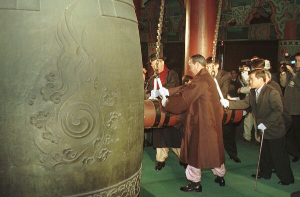 Đại diện của các tổ chức xã hội rung chiếc chuông khổng lồ trong buổi lễ Giao thừa tại Tháp Boshin ở Seoul, 1998. - Sputnik Việt Nam