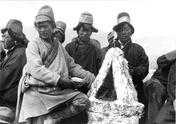 Người Tây Tạng mặc trang phục dân tộc trong lễ mừng năm mới, 1938. - Sputnik Việt Nam