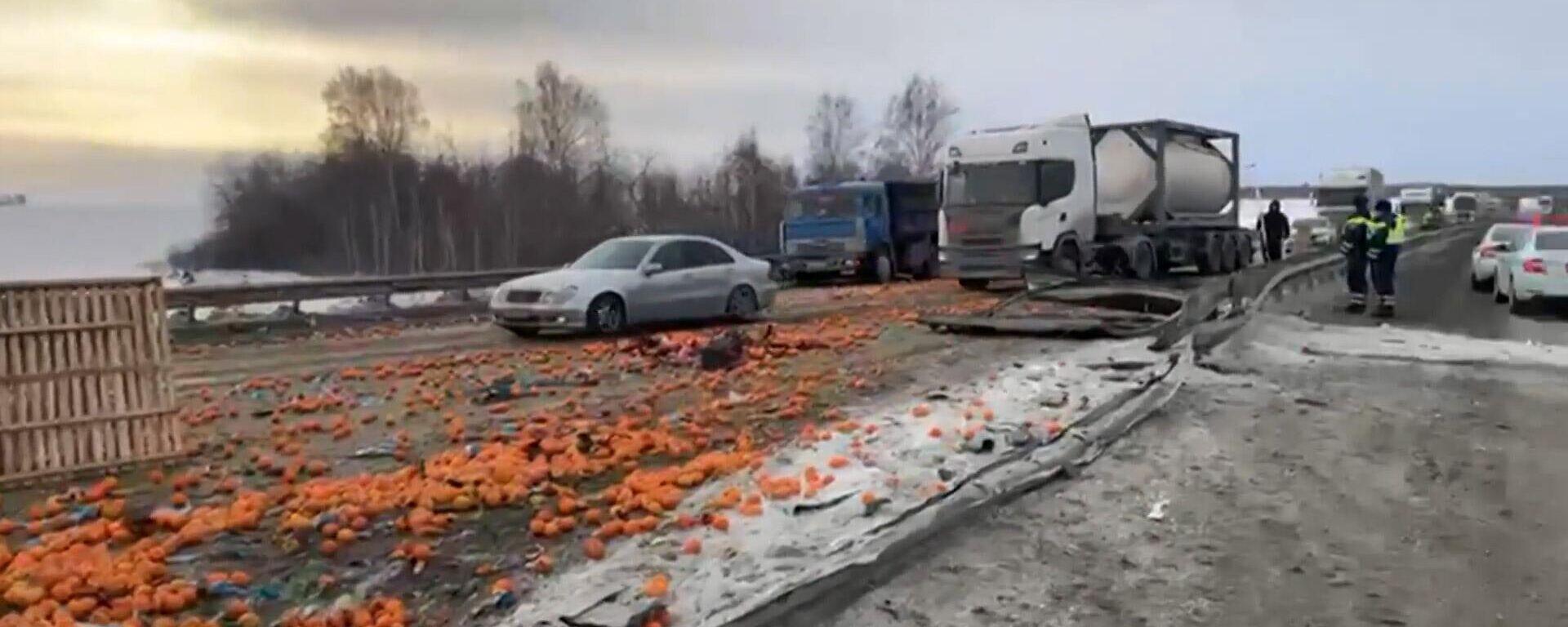 Vụ tai nạn rất là cam quýt. Xe chở quýt bị lật trên đường cao tốc gần Chelyabinsk - Sputnik Việt Nam, 1920, 12.12.2022