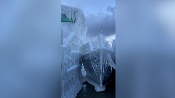 Các con tàu bị đóng băng do gió mạnh và băng giá trên hồ Baikal. - Sputnik Việt Nam