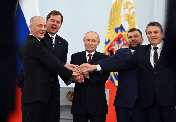 Tổng thống Nga Vladimir Putin sau khi ký các thỏa thuận về việc gia nhập Liên bang Nga của Cộng hòa Nhân dân Donetsk và Cộng hòa Nhân dân Lugansk, tỉnh Zaporozhye và Kherson. - Sputnik Việt Nam
