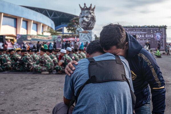 Lễ kỷ niệm tại Sân vận động Kanjuruhan sau vụ giẫm đạp trong trận bóng đá ở Malang, Đông Java. - Sputnik Việt Nam