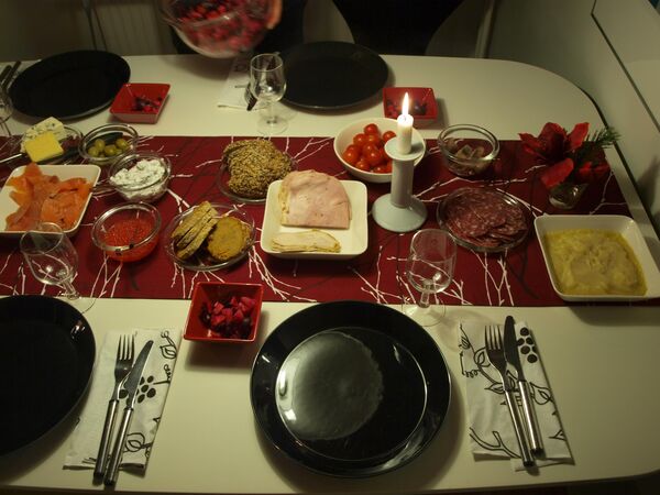 Món Giáng sinh của Phần Lan - khoai tây nướng, rosolli, gravlax, trứng cá muối, cá trích, ô liu và các loại pho mát khác nhau. - Sputnik Việt Nam