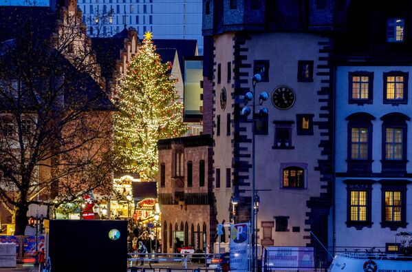 Cây thông hội chợ Giáng sinh được chiếu sáng ở Frankfurt, Đức. - Sputnik Việt Nam