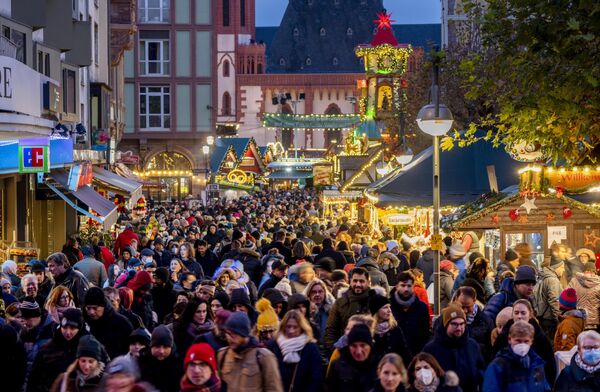 Người đi bộ dọc theo con phố nhỏ giữa hội chợ Giáng sinh và phố mua sắm chính của thành phố Frankfurt, Đức. - Sputnik Việt Nam