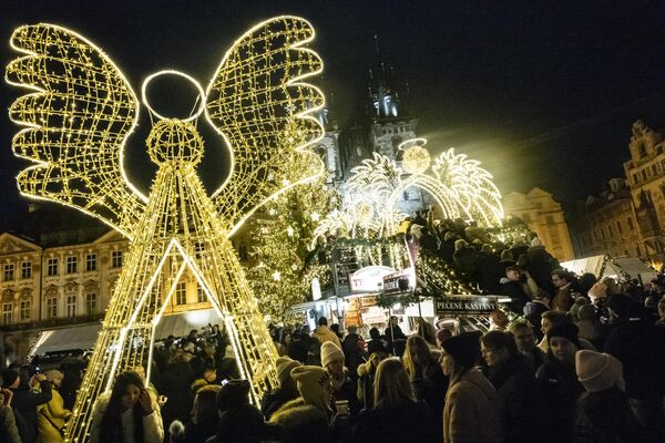 Hội chợ Giáng sinh trên quảng trường phố cổ Staromestske ở Praha. - Sputnik Việt Nam