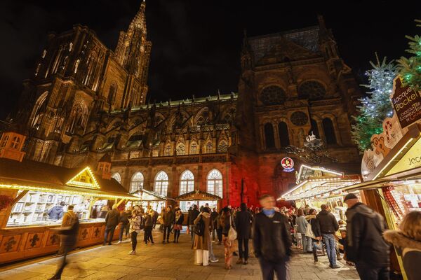 Du khách dạo qua hội chợ Giáng sinh thành phố Strasbourg, một trong những chợ Giáng sinh lâu đời nhất và lớn nhất ở Châu Âu. - Sputnik Việt Nam