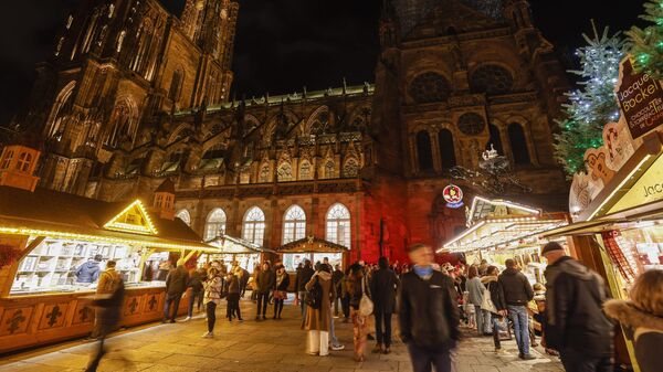 Du khách dạo qua hội chợ Giáng sinh thành phố Strasbourg, một trong những chợ Giáng sinh lâu đời nhất và lớn nhất ở Châu Âu - Sputnik Việt Nam