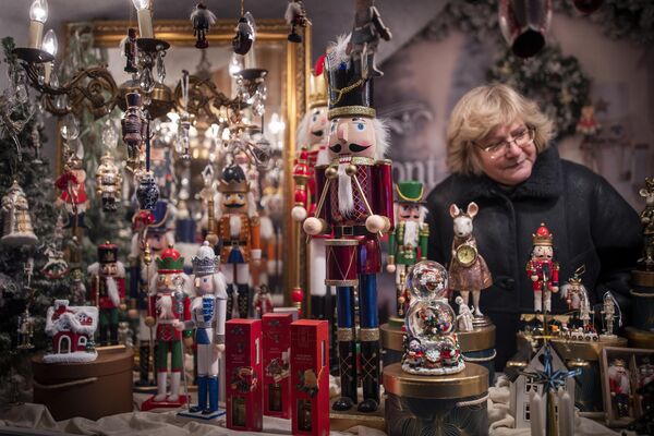 Người phụ nữ bán đồ chơi tại chợ Giáng sinh trên Quảng trường Nhà thờ ở Vilnius, Litva. - Sputnik Việt Nam