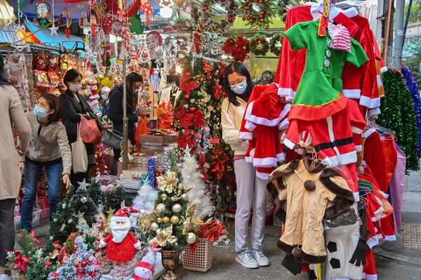 Người dân mua đồ Giáng sinh tại khu chợ ở Hồng Kông. - Sputnik Việt Nam