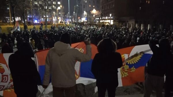 Hàng ngàn người biểu tình ở Belgrade động viên người Serbia ở Kosovo - Sputnik Việt Nam