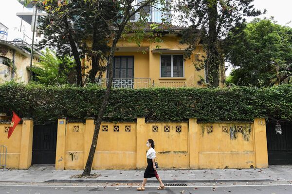 Cô gái đi ngang qua ngôi biệt thự kiểu Pháp ở trung tâm Hà Nội. - Sputnik Việt Nam