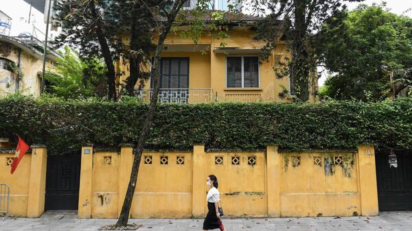 Cô gái đi ngang qua ngôi biệt thự kiểu Pháp ở trung tâm Hà Nội. - Sputnik Việt Nam