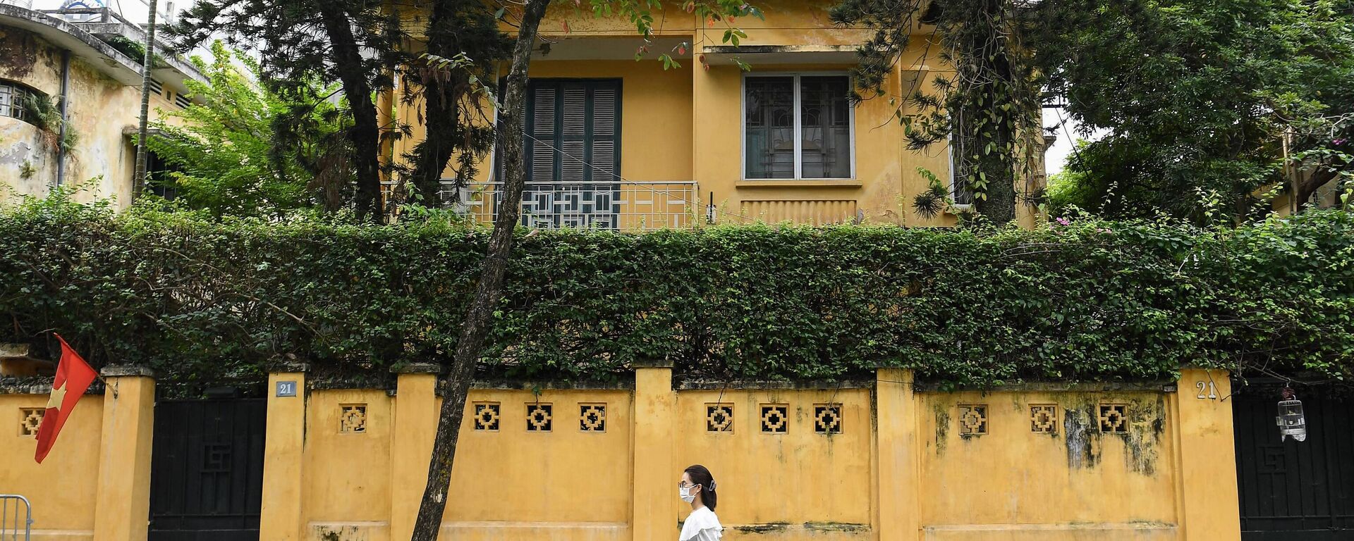 Cô gái đi ngang qua ngôi biệt thự kiểu Pháp ở trung tâm Hà Nội. - Sputnik Việt Nam, 1920, 17.12.2022