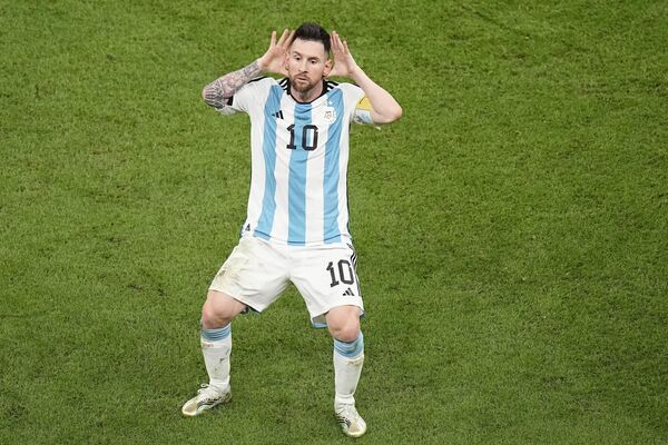 Lionel Messi trong trận đấu vòng bảng World Cup giữa Hà Lan và Argentina. - Sputnik Việt Nam