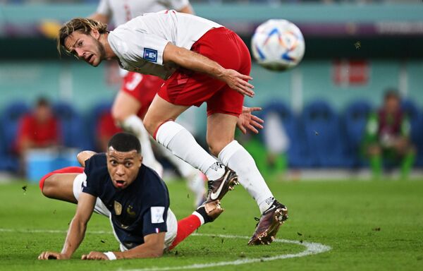 Kylian Mbappe của Pháp và Joakim Andersen của Đan Mạch (phải) trong trận đấu vòng bảng World Cup giữa Pháp và Đan Mạch. - Sputnik Việt Nam
