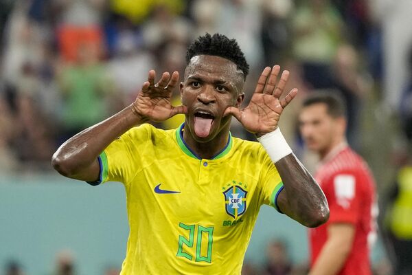 Cầu thủ bóng đá Brazil Vinicius Junior ăn mừng bàn thắng trong trận đấu Bảng G của World Cup giữa Brazil và Thụy Sĩ. - Sputnik Việt Nam