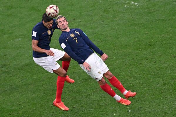 Cầu thủ Pháp Raphael Varane và Antoine Griezmann trong trận chung kết 1/2 World Cup giữa Pháp và Ma-rốc. - Sputnik Việt Nam