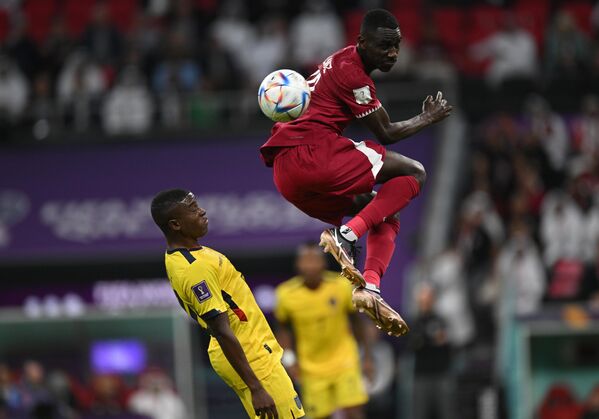 Enner Valencia (Ecuador) và Almoez Ali (Qatar) trong trận đấu vòng bảng World Cup giữa Qatar và Ecuador. - Sputnik Việt Nam