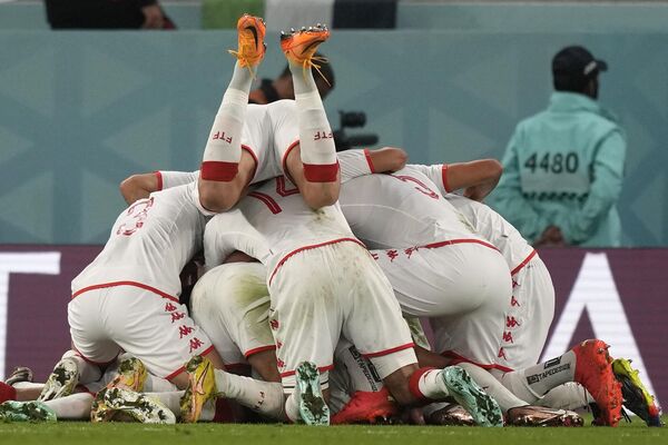 Cầu thủ Tunisia ăn mừng chiến thắng tại World Cup ở Qatar. - Sputnik Việt Nam