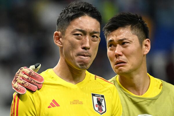 Cầu thủ Nhật Bản Shuichi Gonda và Eiji Kawashima tại World Cup ở Qatar. - Sputnik Việt Nam