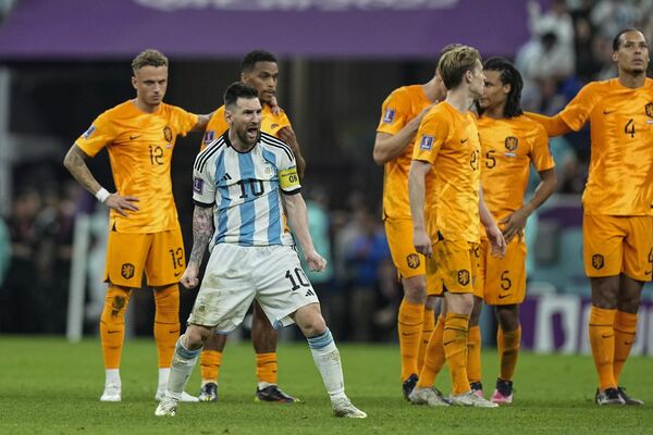 Lionel Messi của Argentina ăn mừng chiến thắng trước các cầu thủ Hà Lan tại World Cup ở Qatar. - Sputnik Việt Nam