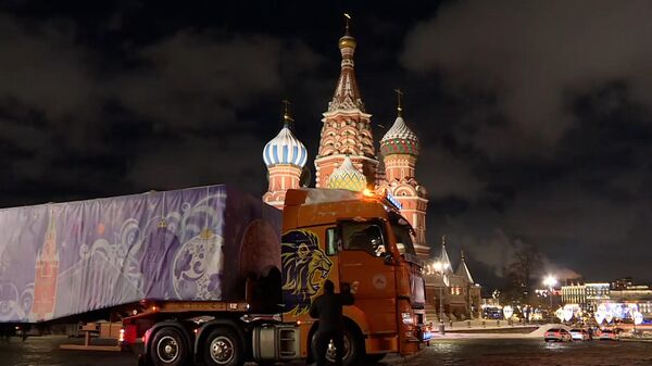 Cây thông Giáng sinh chính của nước Nga được chuyển đến Điện Kremlin - Sputnik Việt Nam