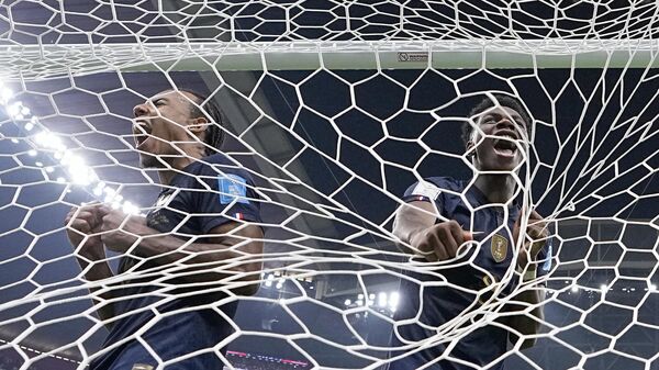 Các cầu thủ bóng đá Jules Cundet và Aurélien Choimeny ăn mừng chiến thắng tại World Cup trong trận giữa Pháp và Ma-rốc, diễn ra ở Qatar. - Sputnik Việt Nam