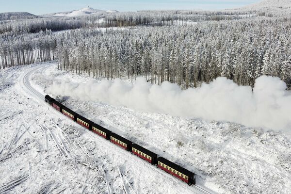 Một đầu máy xe lửa chạy bằng hơi nước qua khung cảnh phủ đầy tuyết ở vùng núi Harz gần Wernigerode, Đức. - Sputnik Việt Nam