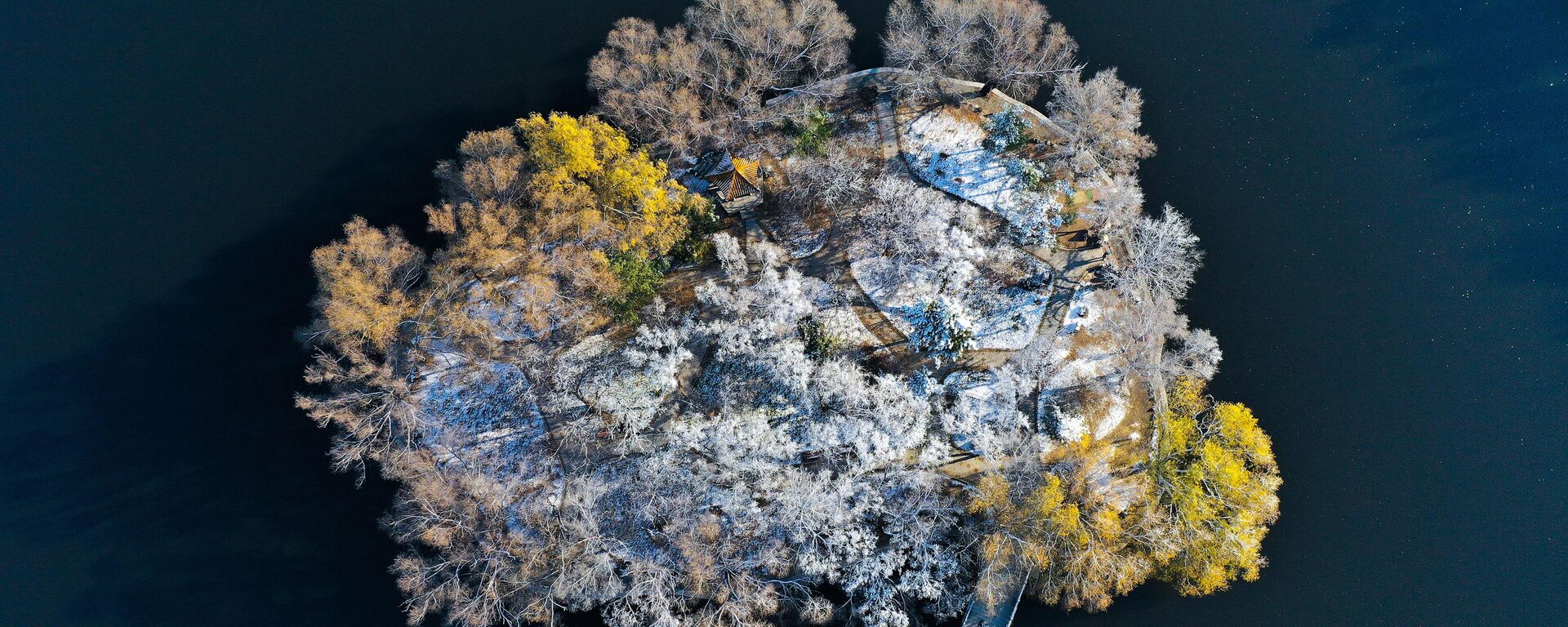 Quang cảnh Công viên Beiling sau khi tuyết rơi ở Thẩm Dương, tỉnh Liêu Ninh, đông bắc Trung Quốc. - Sputnik Việt Nam, 1920, 03.01.2023
