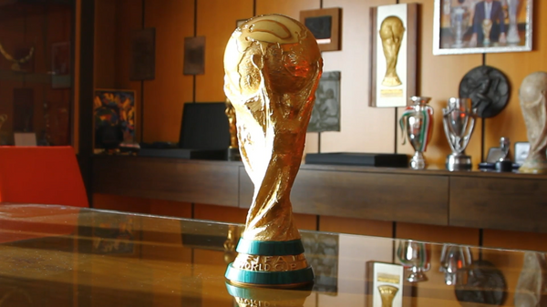 Bên trong nhà máy sản xuất World Cup, nơi tạo ra giải thưởng danh giá nhất của bóng đá - Sputnik Việt Nam