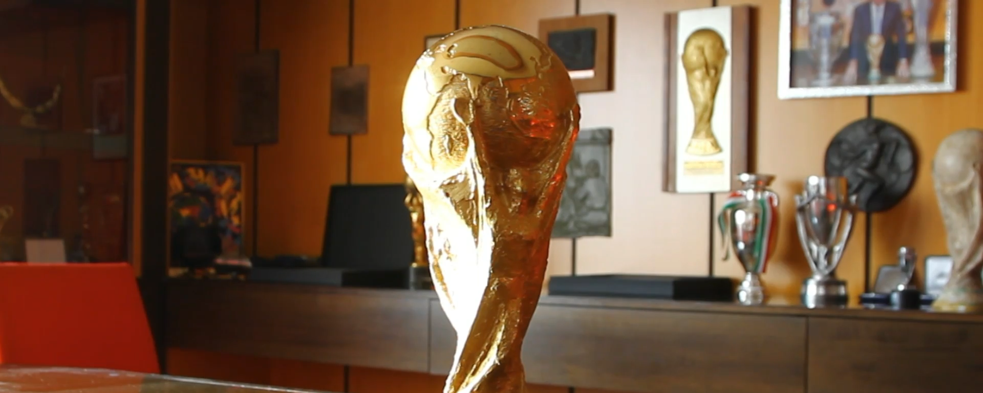 Bên trong nhà máy sản xuất World Cup, nơi tạo ra giải thưởng danh giá nhất của bóng đá - Sputnik Việt Nam, 1920, 16.12.2022