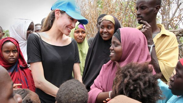 Đại sứ thiện chí của UNHCR Angelina Jolie với những người tị nạn Somali tại trại tị nạn Dadaab quá tải ở biên giới Kenya-Somalia - Sputnik Việt Nam