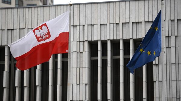 Cờ của Ba Lan và Liên minh châu Âu trên lãnh thổ của Đại sứ quán Ba Lan tại Moskva - Sputnik Việt Nam