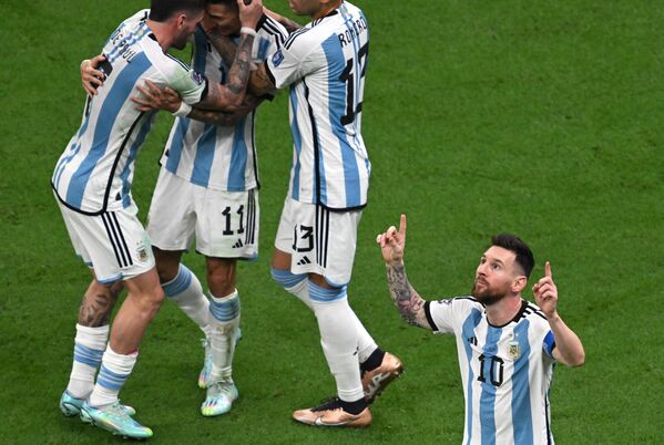 Cầu thủ Argentina vui mừng sau khi ghi bàn thắng trong trận chung kết World Cup giữa Argentina và Pháp. - Sputnik Việt Nam
