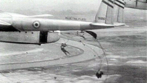 Lính dù Pháp đổ bộ từ máy bay C-119 trong trận Điện Biên Phủ - Sputnik Việt Nam