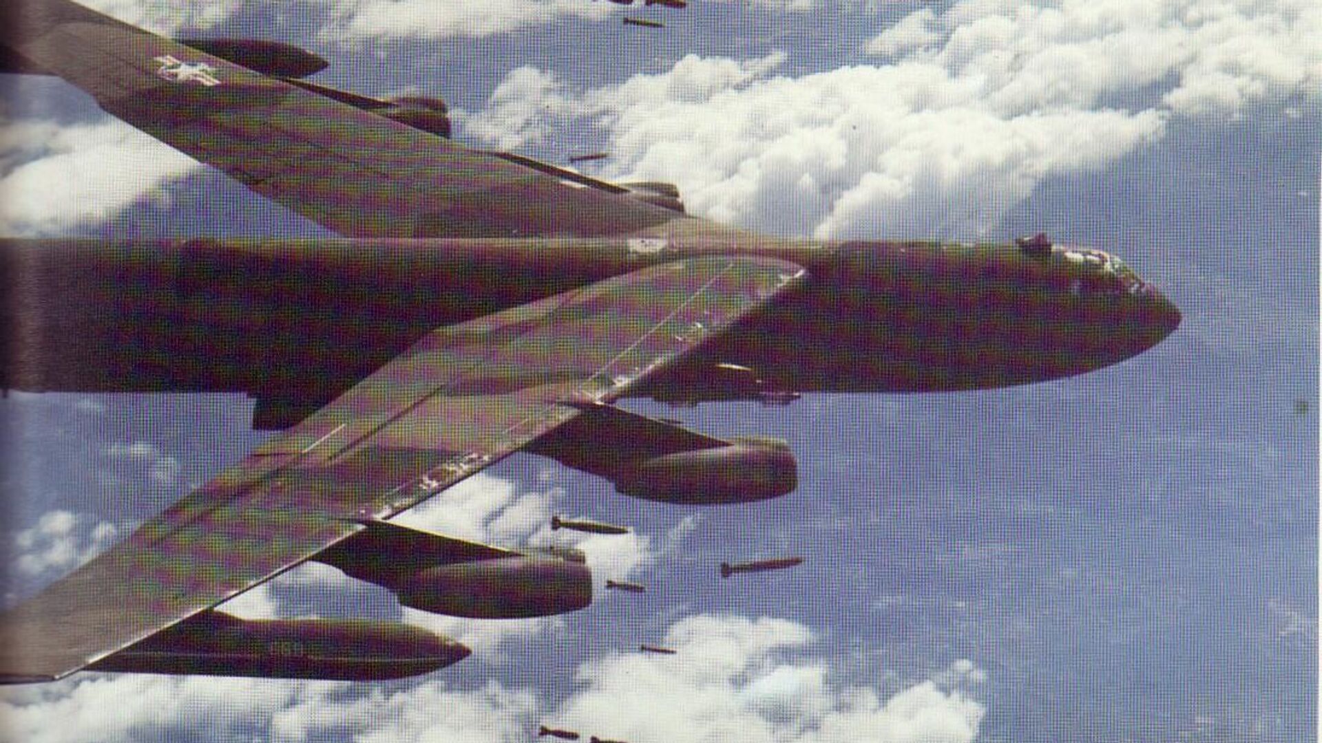 Máy bay ném bom B-52 đang thực hiện ném bom trải thảm trong chiến tranh Việt Nam - Sputnik Việt Nam, 1920, 31.12.2022