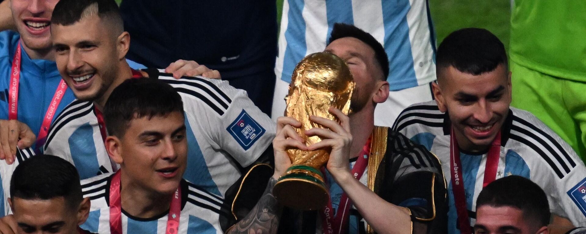 Cầu thủ Argentina Lionel Messi tại lễ trao giải cho những người chiến thắng tại World Cup bóng đá. - Sputnik Việt Nam, 1920, 20.12.2022
