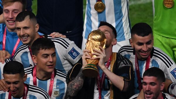 Cầu thủ Argentina Lionel Messi tại lễ trao giải cho những người chiến thắng tại World Cup bóng đá. - Sputnik Việt Nam