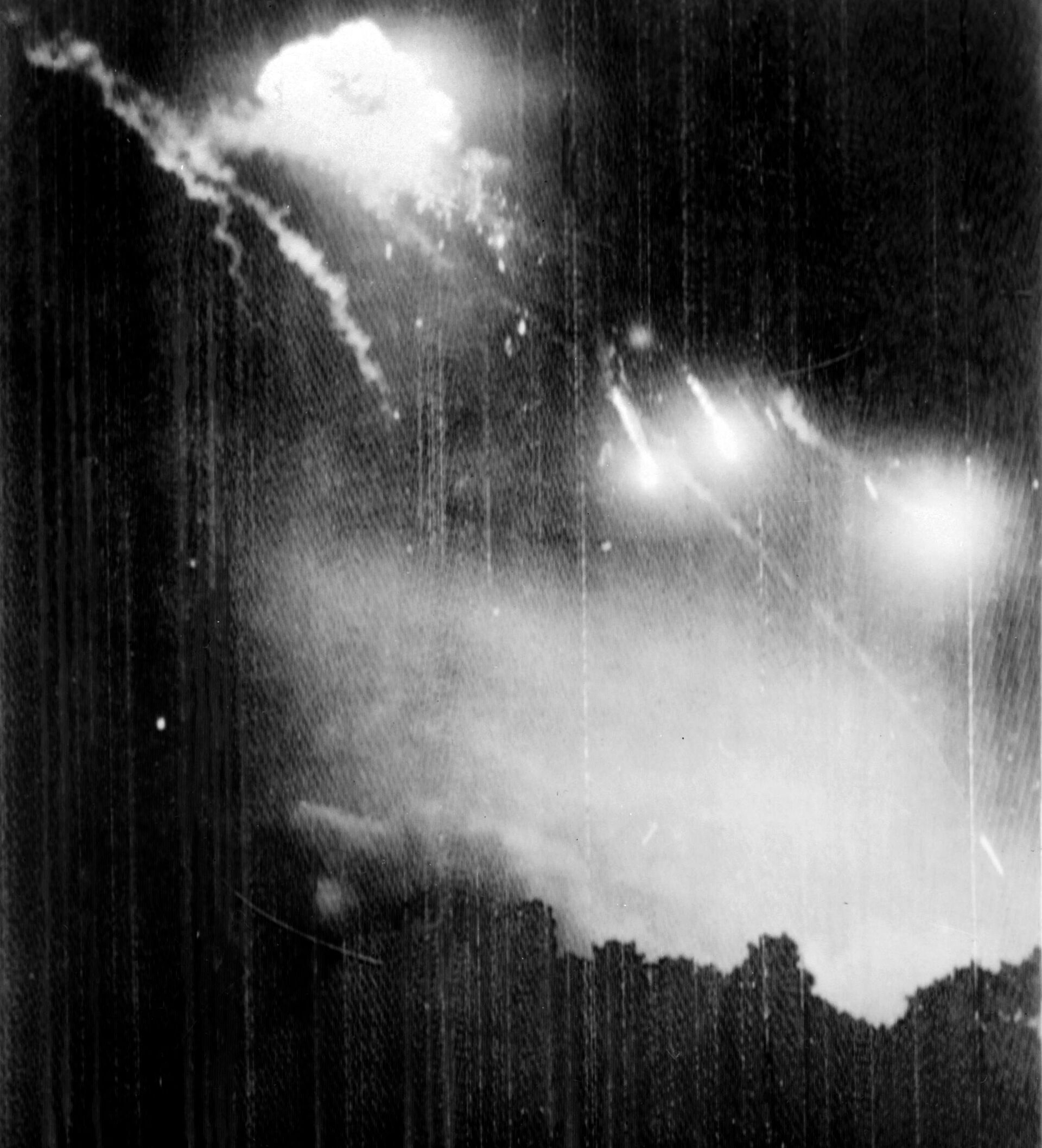 Máy bay ném bom B-52 của Mỹ bị bắn rơi ngày 26/12/1972 tại Hà Nội trong Chiến dịch Linebacker II - Sputnik Việt Nam, 1920, 21.12.2022