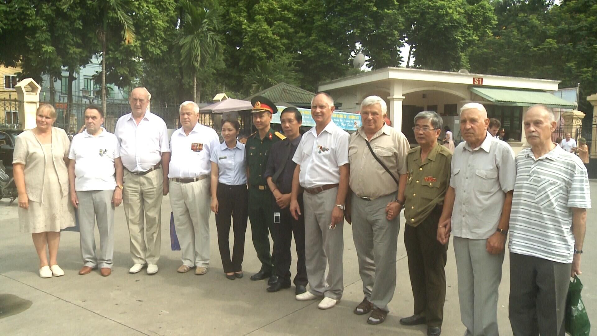Ông Skrebliukov và ông Ninh Công Khoát cùng các CCB Nga thăm Hà Nội năm 2014 - Sputnik Việt Nam, 1920, 21.12.2022