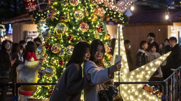 Các cô gái chụp ảnh gần chợ Giáng sinh ở Tokyo, Nhật Bản - Sputnik Việt Nam