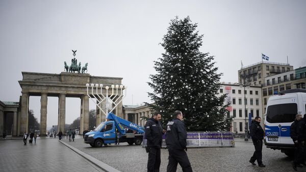 Các nhà hoạt động sinh thái ở Berlin cưa ngọn cây Giáng sinh chính của thành phố - Sputnik Việt Nam