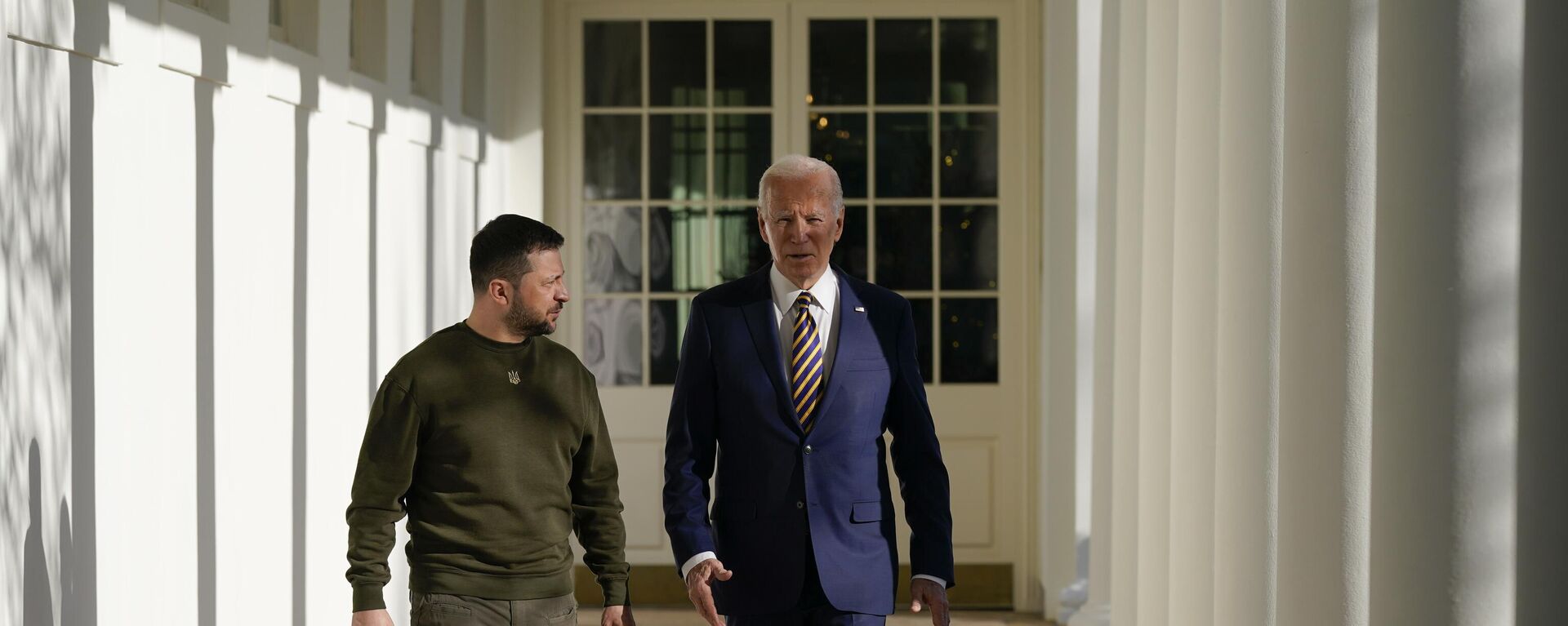 Tổng thống Joe Biden và Tổng thống Ukraina Vladimir Zelensky đi dọc theo hành lang Hàng cột ở Nhà Trắng, thứ Tư ngày 21/12/2022, Washington - Sputnik Việt Nam, 1920, 30.12.2022