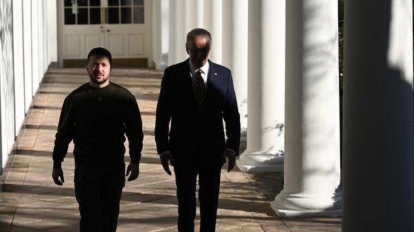 Tổng thống Ukraina Vladimir Zelensky và Tổng thống Mỹ Joe Biden trong cuộc gặp ở Washington - Sputnik Việt Nam