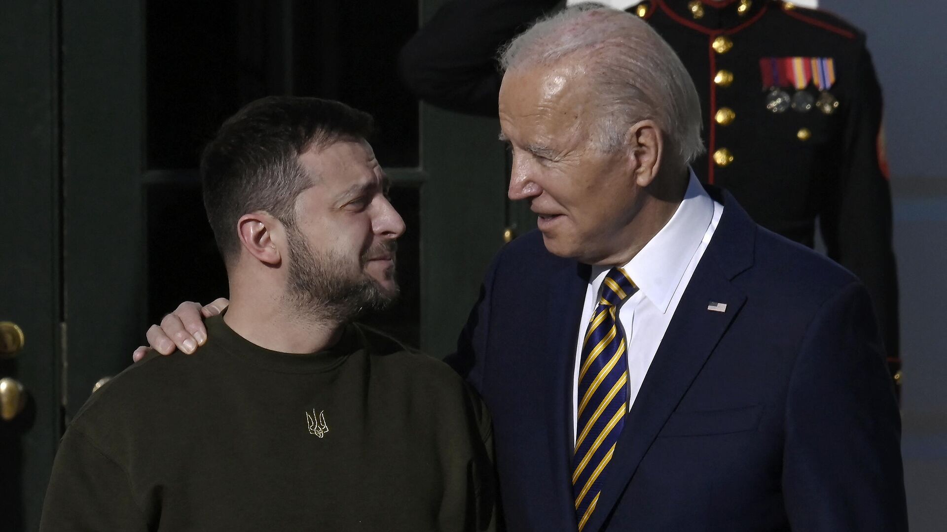 Tổng thống Hoa Kỳ Joe Biden chào đón Tổng thống Ukraina Vladimir Zelensky tại Bãi cỏ phía Nam Nhà Trắng ở Washington, ngày 21/12/2022 - Sputnik Việt Nam, 1920, 13.01.2023