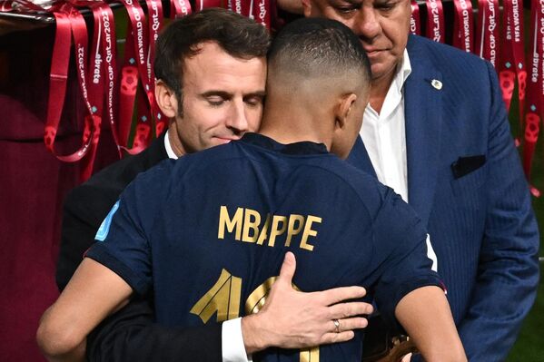 Cầu thủ Kylian Mbappe và Tổng thống Pháp Emmanuel Macron dự lễ trao giải FIFA World Cup ở Qatar. - Sputnik Việt Nam