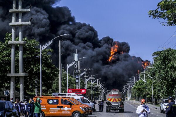 Khói đen bốc lên từ đám cháy tại kho nhiên liệu ở Barranquilla, Colombia. - Sputnik Việt Nam